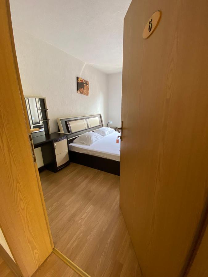 Bus Station Hostel Prishtinë Ngoại thất bức ảnh